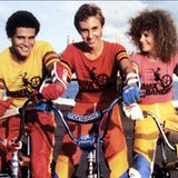 Nicole Kidman auf einem BMX-Rad mit ihren Schauspielkollegen James Lugton und Angelo D'Angelo