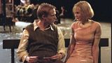 Nicole Kidman auf einer Bank mit Paul Betany in einer Szene des Films "Dogville"