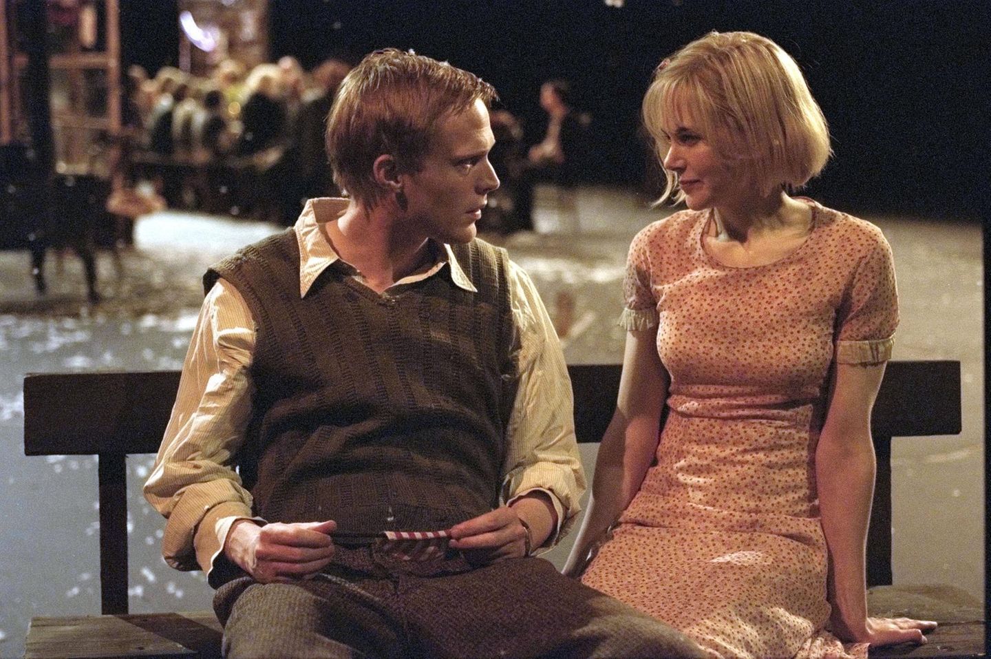 Nicole Kidman auf einer Bank mit Paul Betany in einer Szene des Films "Dogville"