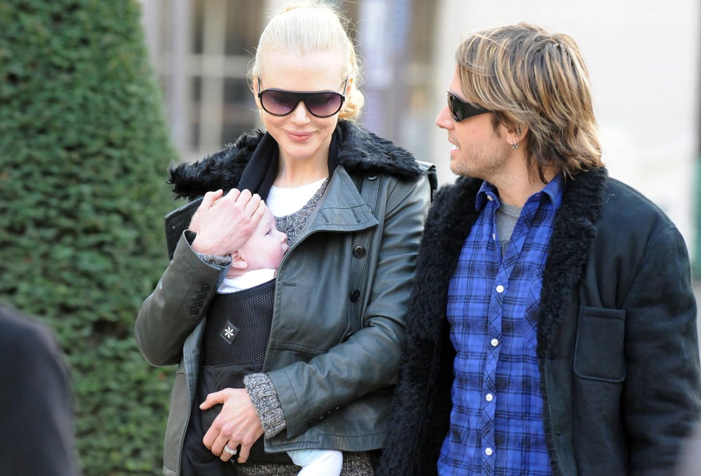 Nicole Kidman und Keith Urban gehen mit Baby Sunday Rose in der Babytrage spazieren