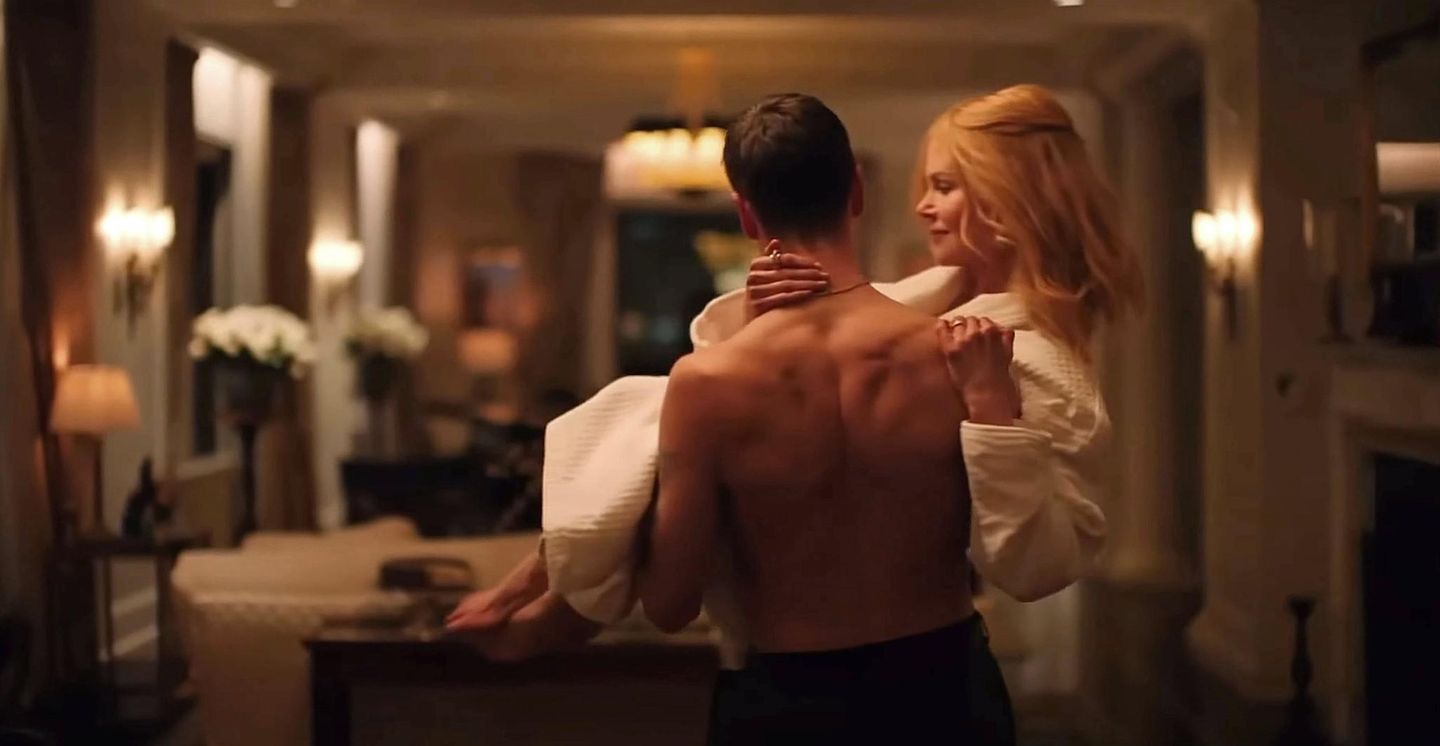 Nicole Kidman auf dem Arm von Harris Dickinson in einer Szene des Films "Babygirl"