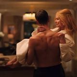 Nicole Kidman auf dem Arm von Harris Dickinson in einer Szene des Films "Babygirl"