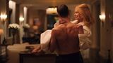 Nicole Kidman auf dem Arm von Harris Dickinson in einer Szene des Films "Babygirl"