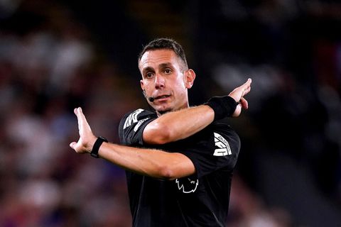 David Coote, Fußball-Schiedsrichter aus Großbritannien, gestikuliert während eines Spiels