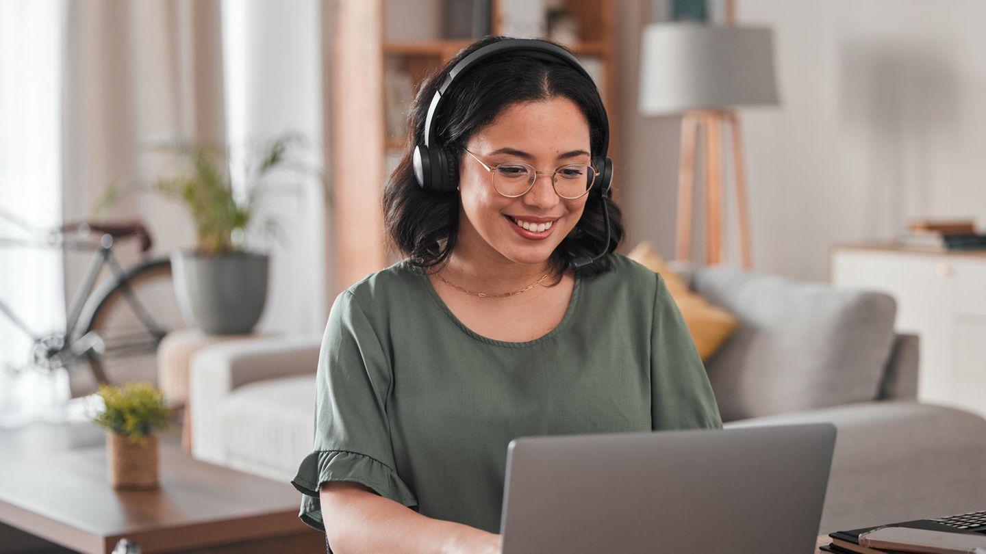 Eine Frau sitzt im Homeoffice vor ihrem Computer