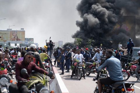 In Kongos Hauptstadt Kinshasa protestieren Menschen gegen die Gewalt im Osten des Landes