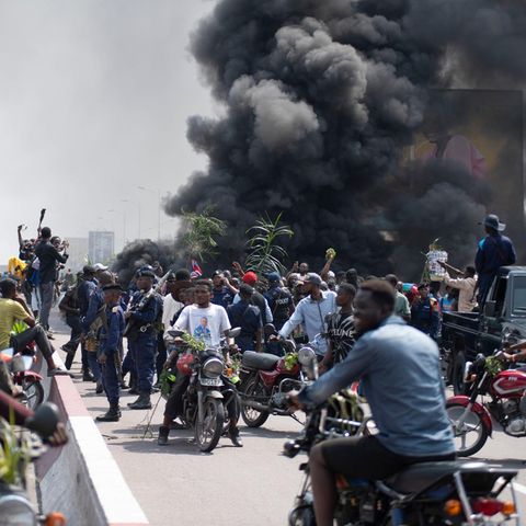 In Kongos Hauptstadt Kinshasa protestieren Menschen gegen die Gewalt im Osten des Landes
