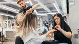 Zwischen zwei digitalen Meetings mal eben zum Friseur oder zur Maniküre um die Ecke? Das ist im Rahmen der Arbeitszeit nicht erlaubt und kann als Arbeitszeitbetrug gewertet werden. Beschäftigte, die ihre Arbeitszeit selbst elektronisch erfassen und dabei schummeln, können entlassen werden. Eine Kündigung ist auch gerechtfertigt, wenn sich jemand schon zu Hause am Computer ins Zeiterfassungssystem einloggt und dann ins Büro fährt, um erst dort mit der Arbeit zu beginnen (Landesarbeitsgericht Mecklenburg-Vorpommern Az. 5 Sa 128/22)