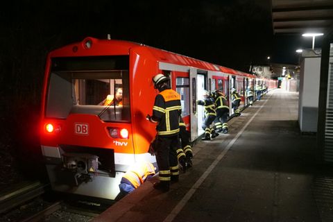 Feuerwehr Hamburg schiebt S-Bahn