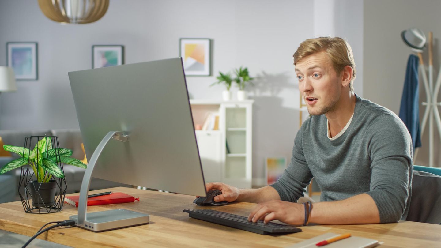 Private Internetnutzung Mal kurz was im Netz nachschauen, dagegen wird wohl niemand was sagen. Aber: Private Emails schreiben, Onlineshopping, den nächsten Urlaub buchen – all das ist keine Arbeit. Allzu ausschweifende private Internetnutzung in der Arbeitszeit hat in der Vergangenheit wiederholt zu Abmahnungen und Kündigungen geführt, die auch vor Gerichten Bestand hatten. Das Bundesarbeitsgericht entschied bereits 2005 einen Fall, indem das ausgiebige Surfen auf Porno-Seiten während der Arbeitszeit sogar eine fristlose Kündigung rechtfertigte (Az 2 AZR 581/04)