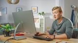 Mal kurz was im Netz nachschauen, dagegen wird wohl niemand was sagen. Aber: Private Emails schreiben, Onlineshopping, den nächsten Urlaub buchen – all das ist keine Arbeit. Allzu ausschweifende private Internetnutzung in der Arbeitszeit hat in der Vergangenheit wiederholt zu Abmahnungen und Kündigungen geführt, die auch vor Gerichten Bestand hatten. Das Bundesarbeitsgericht entschied bereits 2005 einen Fall, indem das ausgiebige Surfen auf Porno-Seiten während der Arbeitszeit sogar eine fristlose Kündigung rechtfertigte (Az 2 AZR 581/04)