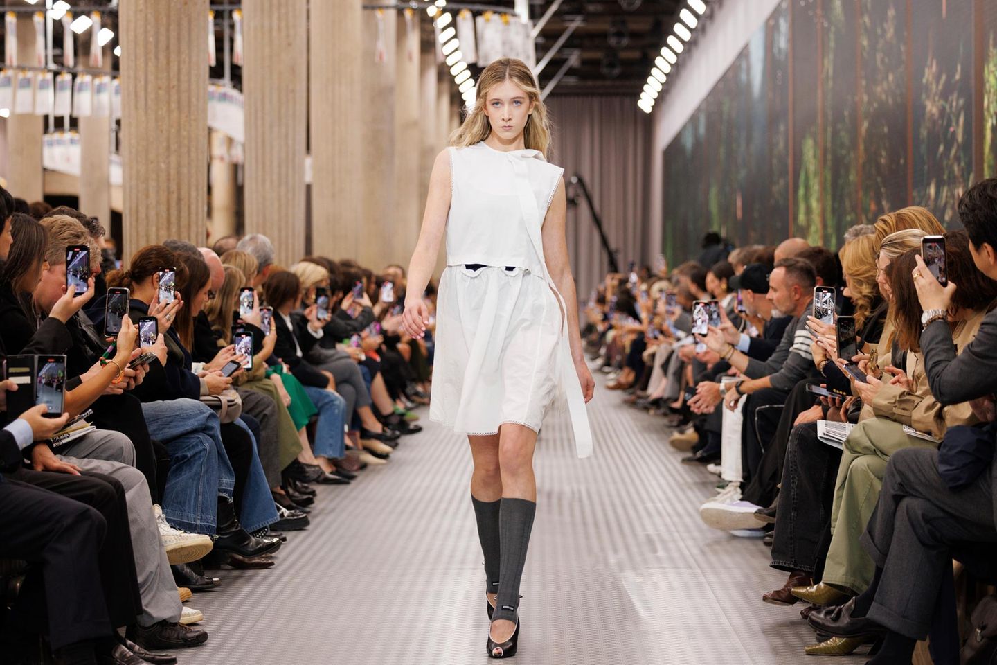 Sunday Rose Kidman-Urban bei ihrem Debüt als Model auf dem Laufsteg von Miu Miu 2024