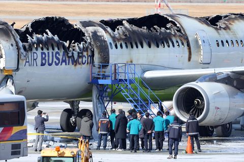 Ein Flugzug steht halb verbrannt auf einem Rollfeld des Flughafens in Busan, Südkorea