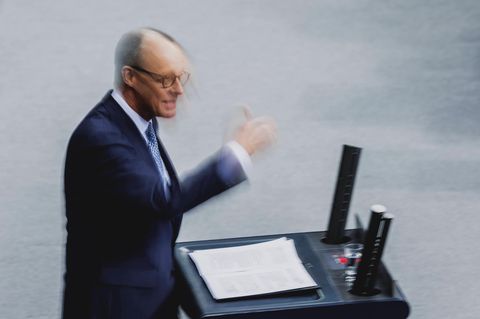 Friedrich Merz spricht am Rednerpult im Bundestag live