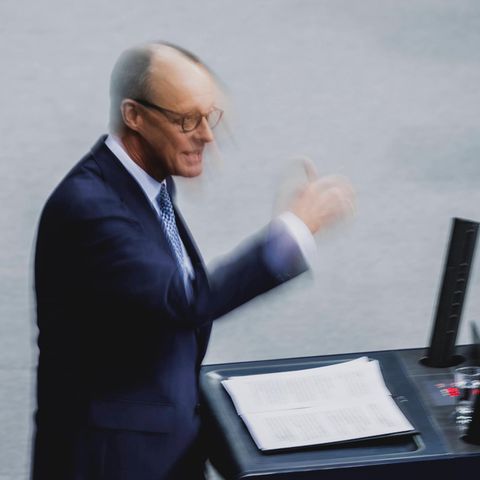 Friedrich Merz spricht am Rednerpult im Bundestag live