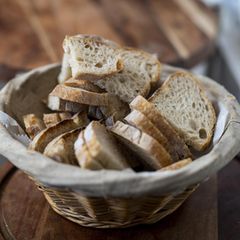Brot aufbewahren: Stücke liegen in einem Korb.