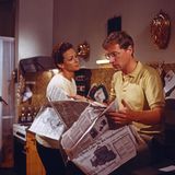 Robert Atzorn zeitunglesend in der Serie "Glücklich geschieden", neben ihm seine Ex-Frau