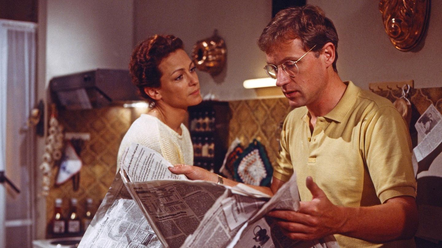 Robert Atzorn zeitunglesend in der Serie "Glücklich geschieden", neben ihm seine Ex-Frau