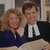 Atzorn im Talar als Pfarrer in "Oh Gott, Herr Pfarrer", neben ihm steht Maren Kroymann