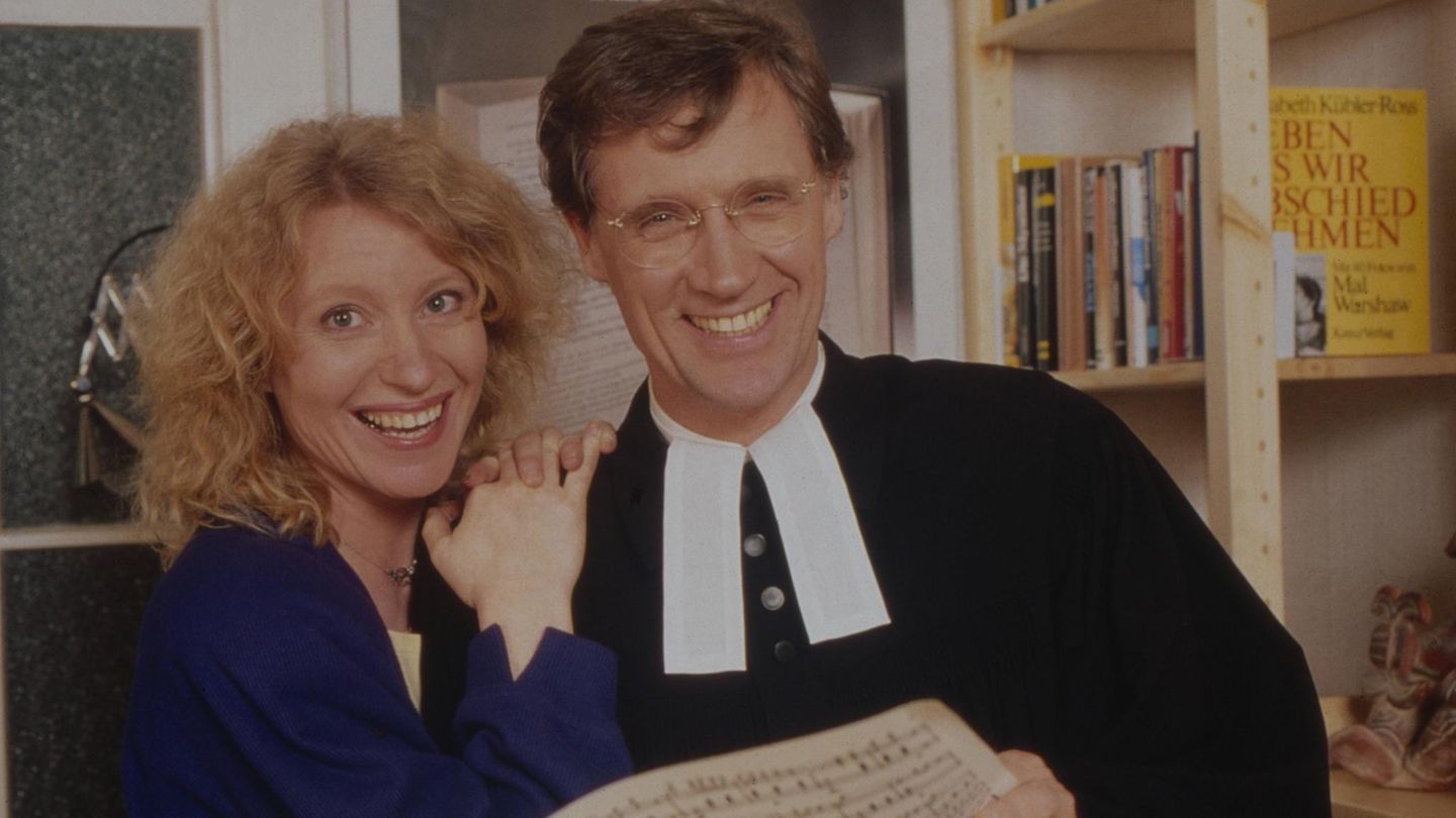 Atzorn im Talar als Pfarrer in "Oh Gott, Herr Pfarrer", neben ihm steht Maren Kroymann