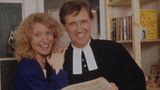 Atzorn im Talar als Pfarrer in "Oh Gott, Herr Pfarrer", neben ihm steht Maren Kroymann