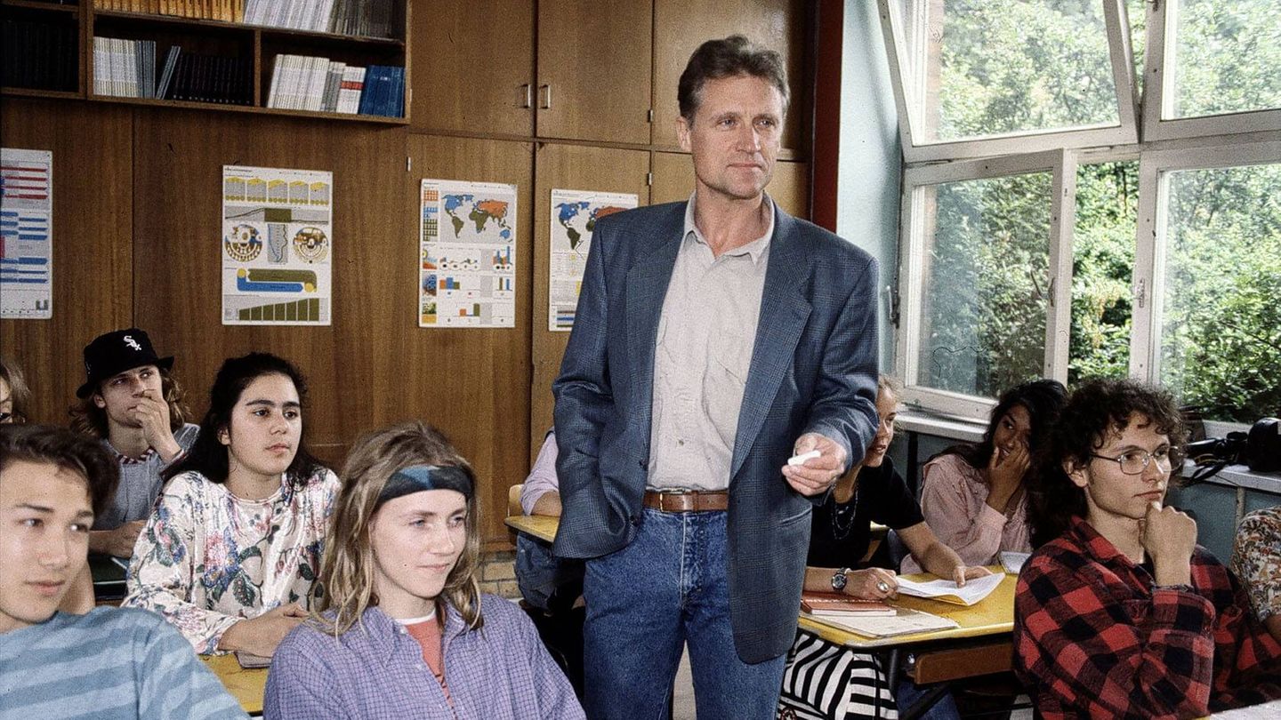 Robert Atzorn im Klassenzimmer als "Unser Lehrer Dr. Specht"