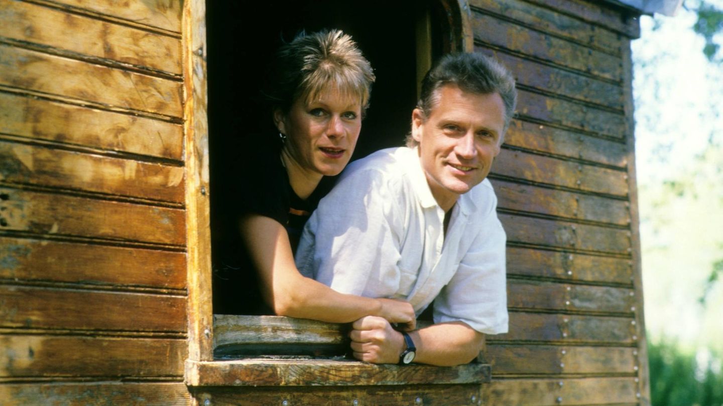 Robert Atzorn mit seiner Frau Angelika Hartung, die beiden schauen aus dem Fenster eines Schuppens