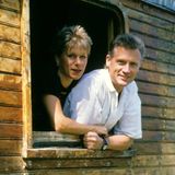 Robert Atzorn mit seiner Frau Angelika Hartung, die beiden schauen aus dem Fenster eines Schuppens