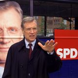 Robert Atzorn vor einem SPD-Plakat mit seinem Konterfei