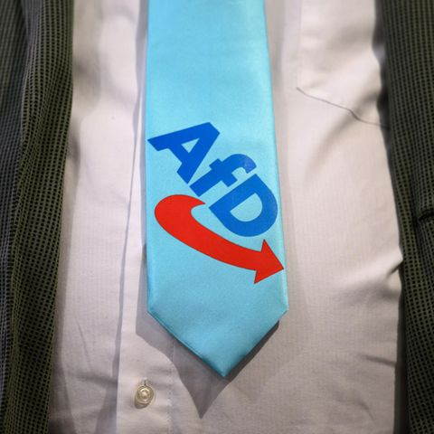 Ein Besucher des AfD Wahlkampfauftakts in der Messehalle trägt eine Krawatte mit dem Parteilogo der AfD