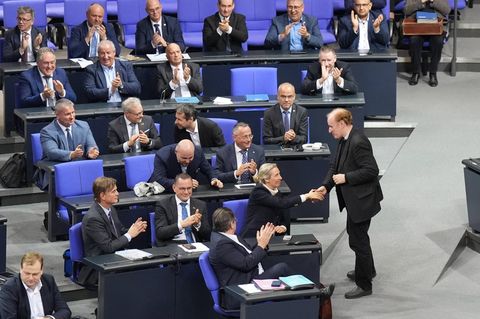 Die Fraktion der AfD im Bundestag freut sich, nachdem das Abstimmungsergebnis bekanntgegeben wurde