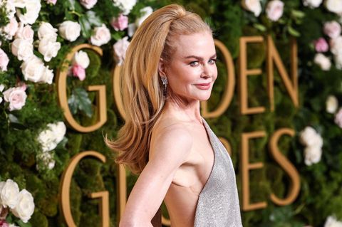 Nicole Kidman posiert bei den Golden Globes 2024