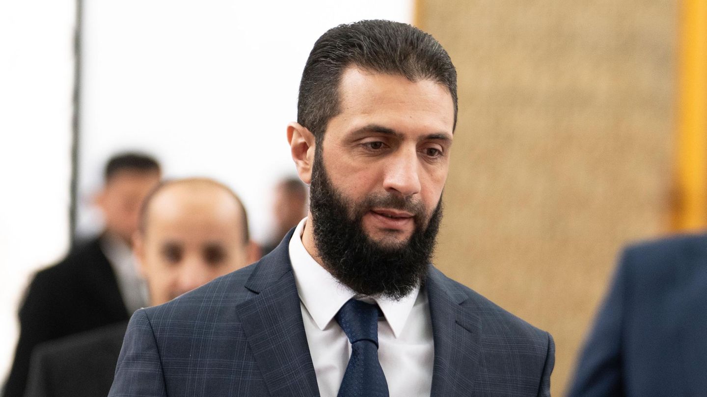 Syria: Ex-rebel leader Al-Sharaa becomes temporary president