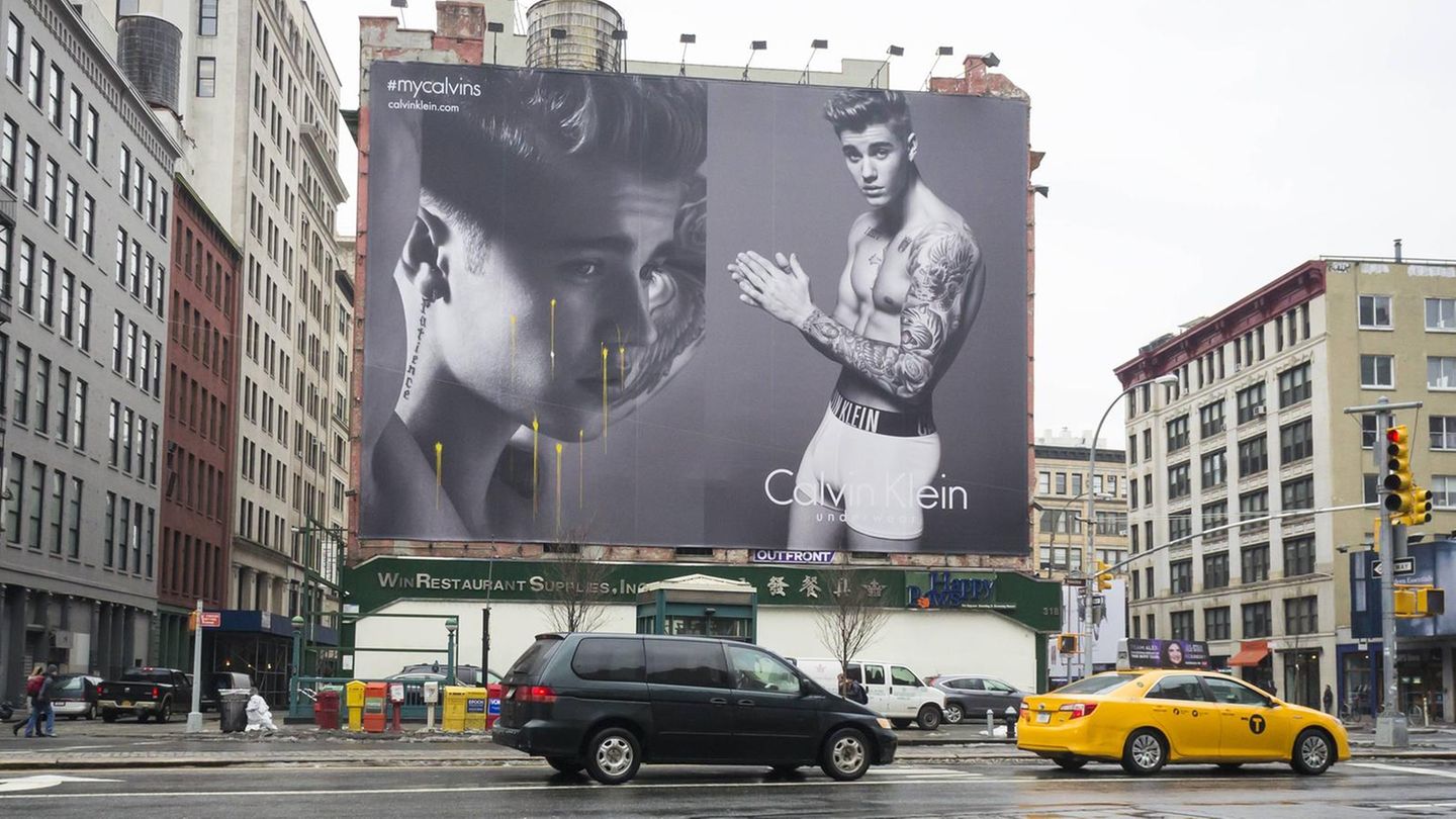 Werbetafel in New York, die Justin Bieber in Unterhosen als Model zeigt