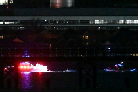 Rettungsboote ziehen Trümmer aus dem Fluss Potomac