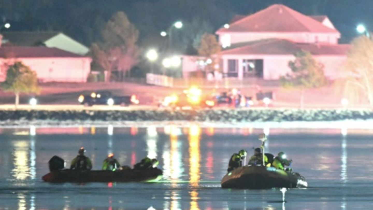 Rettungskräfte mit Booten auf dem Potomac
