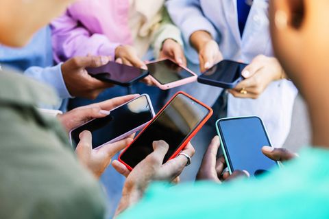 Samsung Galaxy S25 Ultra - viele Hände halten Smartphones im Kreis nach vorn.
