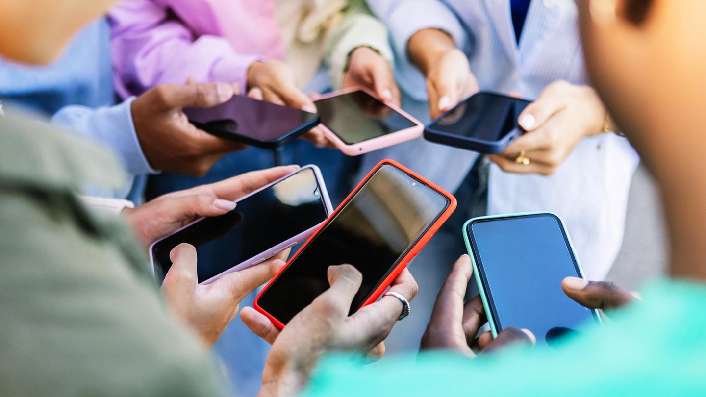 Samsung Galaxy S25 Ultra - viele Hände halten Smartphones im Kreis nach vorn.