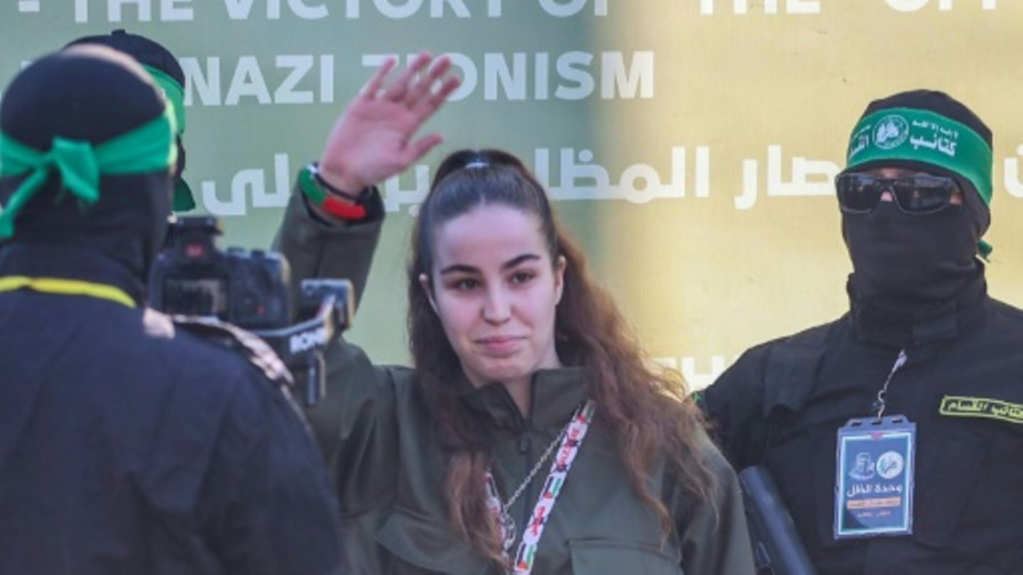 Agam Berger neben Hamas-Kämpfern bei ihrer Freilassung