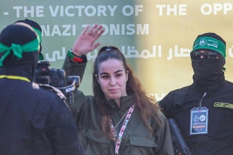 Agam Berger neben Hamas-Kämpfern bei ihrer Freilassung