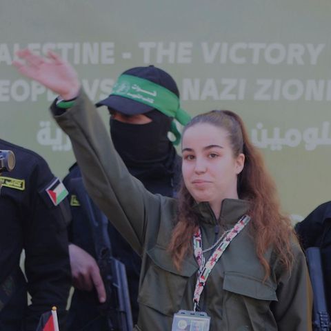 Vor ihrer Rückkehr nach Israel musste die Hamas-Geisel Agam Berger auf einer Bühne einer Menge zuwinken