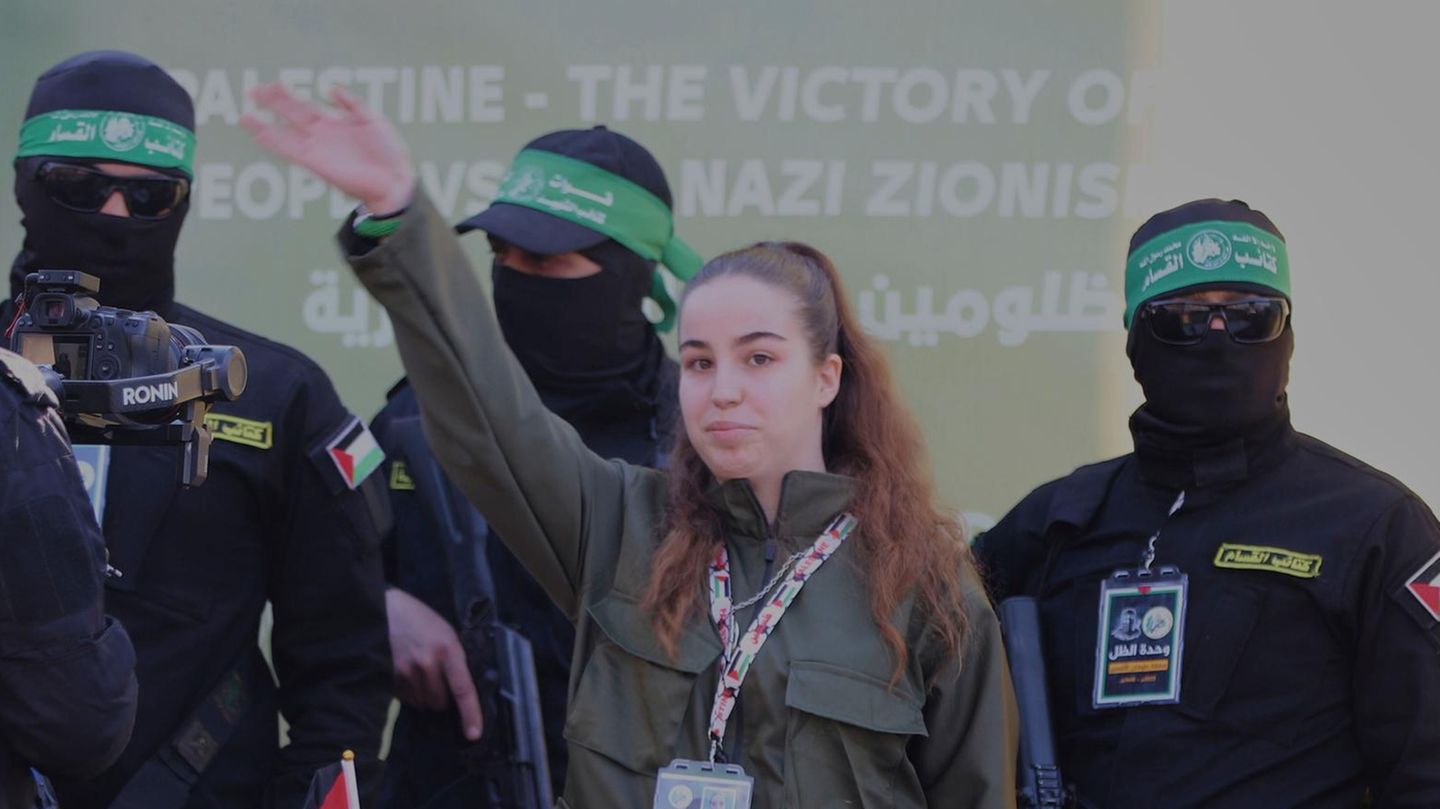 Vor ihrer Rückkehr nach Israel musste die Hamas-Geisel Agam Berger auf einer Bühne einer Menge zuwinken