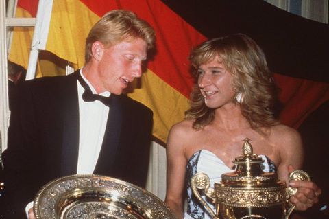 Steffi Graf und Boris Becker mit den Wimbledon-Trophäen