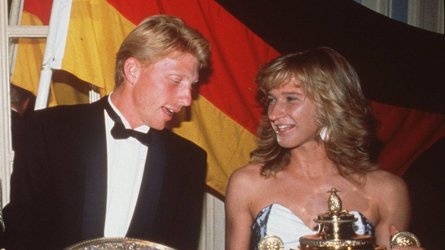 Steffi Graf und Boris Becker mit den Wimbledon-Trophäen