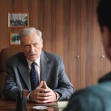 Atzorn mit grauen Haaren und Schnauzer als Wolfgang Daschner in "Der Fall Jakob von Metzler"