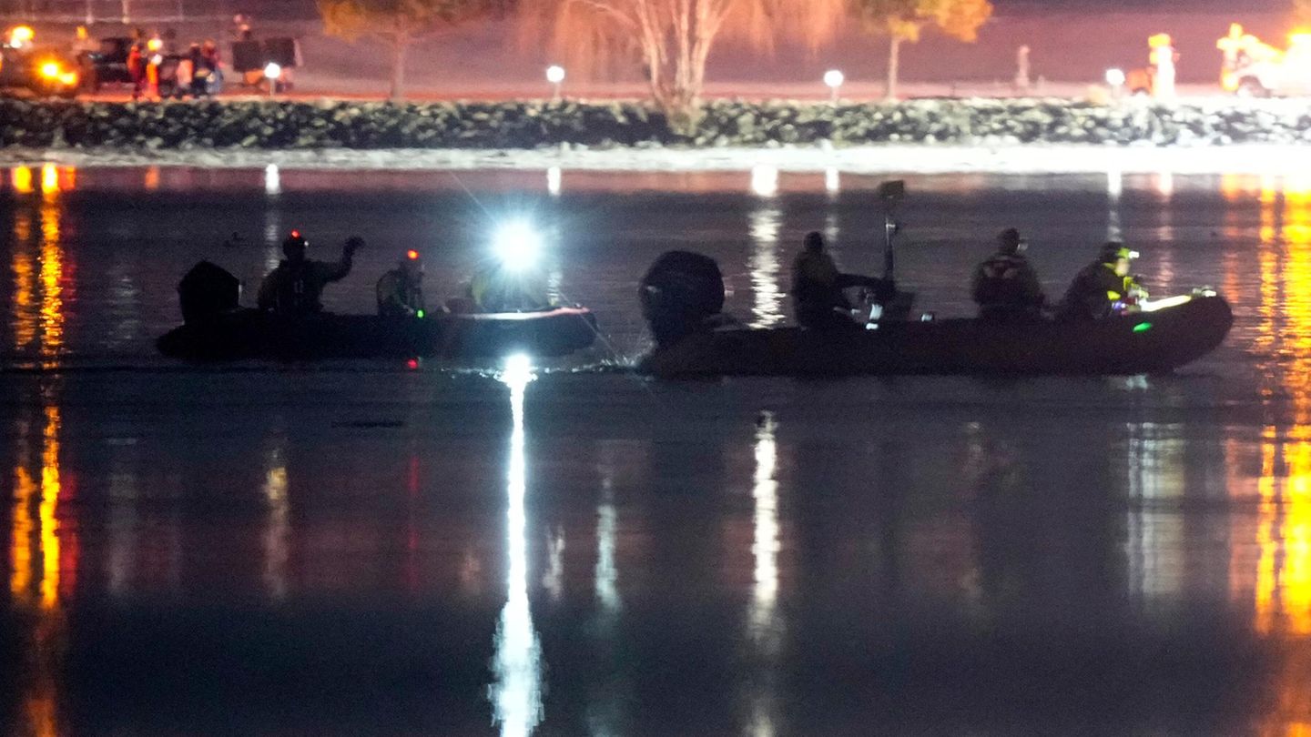 Flugzeugabsturz in Washington: Rettungskräfte am Unglücksort