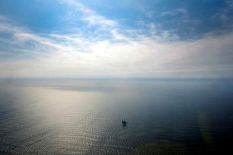 Blick auf eine Ölplattform in der Nordsee