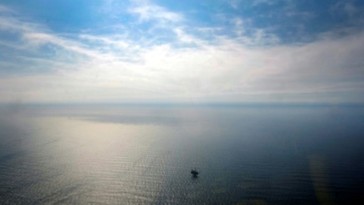 Blick auf eine Ölplattform in der Nordsee