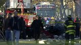Kurz nach den Anschlägen vom 11. September 2001 schürte der Absturz eines Airbus A300 im New Yorker Stadtteil Queens die Angst vor einem weiteren Terroranschlag: Am 12. November 2001 startete die Maschine vom John-F.-Kennedy-Flughafen mit dem Ziel Santo Domingo in der Dominikanischen Republik. Kurz nach dem Start hörte die Besatzung im Cockpit ein kurzes Quietschen und Rasseln – womöglich wegen Wirbelschleppen eines zuvor gestarteten Flugzeugs. Kurz darauf neigte sich der Airbus nach rechts. Der Copilot reagierte, indem er das Seitenruder heftig hin und her bewegte. Ein dumpfer Schlag und ein lauter Knall waren zu hören. Die gesamte vertikale Heckflosse hatte sich gelöst, und der Airbus begann aus einer Höhe von circa 760 Meter unkontrolliert zu sinken. Während des Sinkflugs lösten sich beide Triebwerke von den Tragflächen. Die Maschine stürzte in ein Wohngebiet in Queens. Alle 260 Menschen an Bord starben, fünf weitere Menschen am Boden wurden durch den Absturz getötet