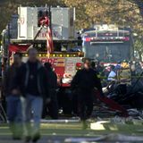 Kurz nach den Anschlägen vom 11. September 2001 schürte der Absturz eines Airbus A300 im New Yorker Stadtteil Queens die Angst vor einem weiteren Terroranschlag: Am 12. November 2001 startete die Maschine vom John-F.-Kennedy-Flughafen mit dem Ziel Santo Domingo in der Dominikanischen Republik. Kurz nach dem Start hörte die Besatzung im Cockpit ein kurzes Quietschen und Rasseln – womöglich wegen Wirbelschleppen eines zuvor gestarteten Flugzeugs. Kurz darauf neigte sich der Airbus nach rechts. Der Copilot reagierte, indem er das Seitenruder heftig hin und her bewegte. Ein dumpfer Schlag und ein lauter Knall waren zu hören. Die gesamte vertikale Heckflosse hatte sich gelöst, und der Airbus begann aus einer Höhe von circa 760 Meter unkontrolliert zu sinken. Während des Sinkflugs lösten sich beide Triebwerke von den Tragflächen. Die Maschine stürzte in ein Wohngebiet in Queens. Alle 260 Menschen an Bord starben, fünf weitere Menschen am Boden wurden durch den Absturz getötet